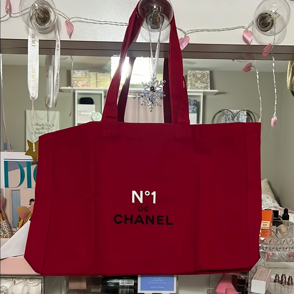 CHANEL Red Elegant Tote Bag - Picture 4 of 10